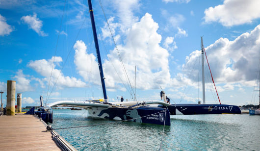 Der Trimaran Ultim Gitana im Hochseerennsportzentrum Lorient La Base (Morbihan, Südbretagne)