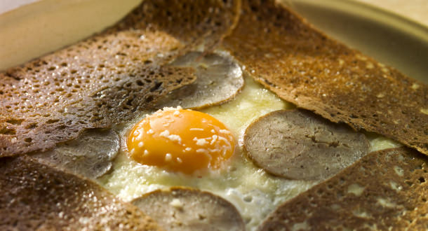 Galette mit Andouille und Käse in der Bretagne (Frankreich)