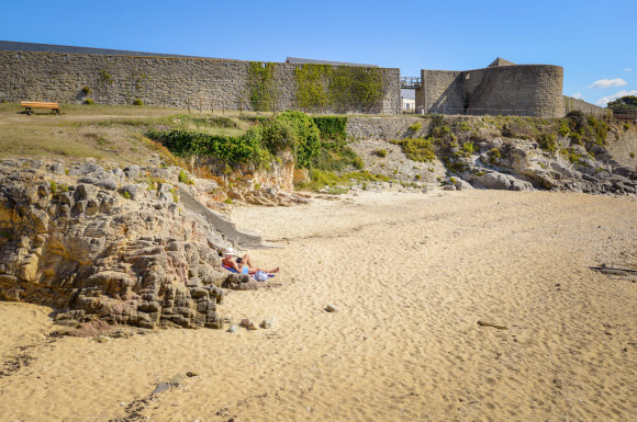 Der Strand von Lohic in Port-Louis (Morbihan, Südbretagne)