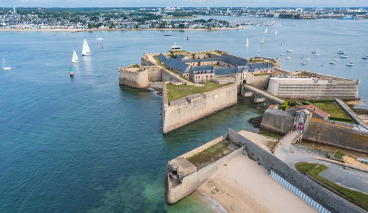 Die Bucht, die Häfen von Lorient und die Zitadelle von Port-Louis (Morbihan)