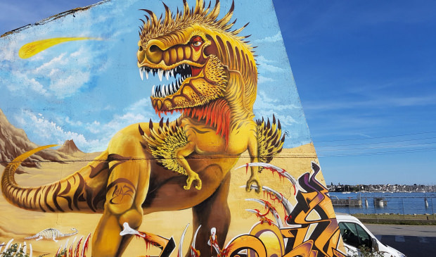 Graff de dinosaure par KAZ au port de pêche de Lorient