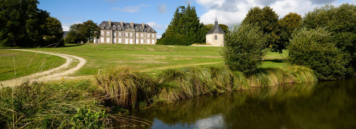 Domaine de Manéhouarn in Plouay mit einem Teich und einem grünen Park (Südbretagne)