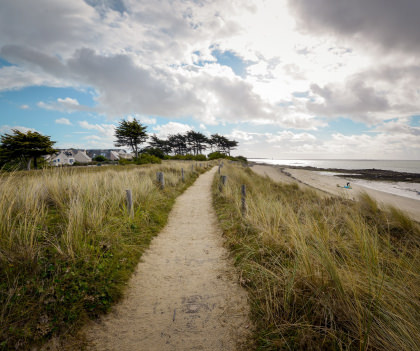 Der GR34-Pfad am Strand von Kerguélen in Larmor-Plage (Morbihan, Südbretagne)