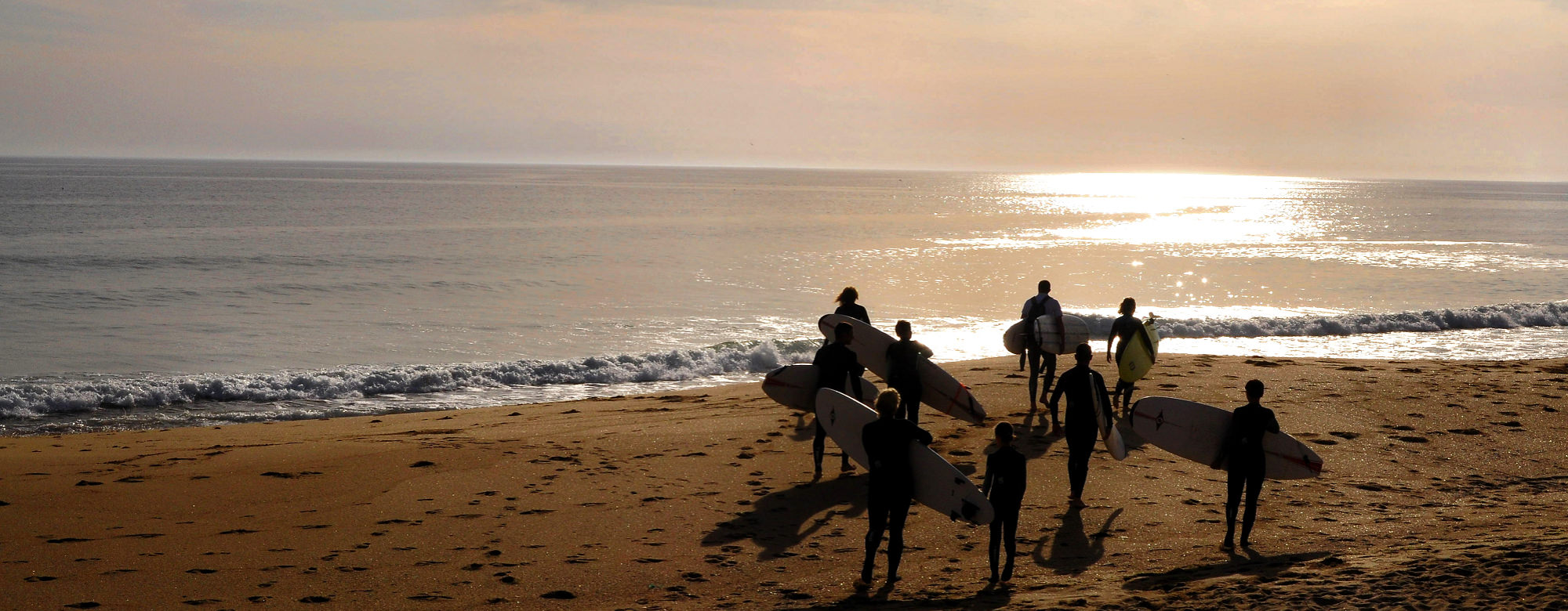 © Amandine PICARD - Ecole de surf au coucher de soleil au Fort Bloqué