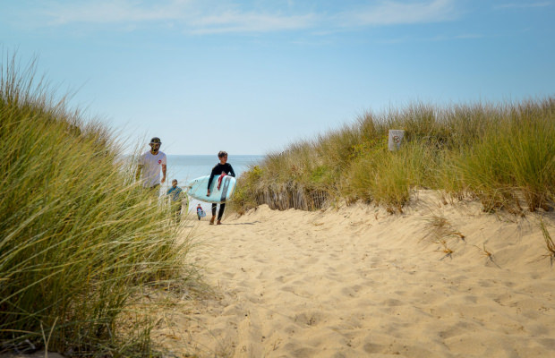 Jeune surfeur revenant de la plage, Guidel