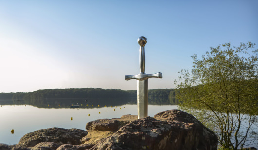 Das Schwert von Excalubir aus der Legende von König Artus im Wald von Brocéliande (Morbihan)