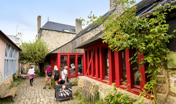 Gasse und Handwerkerateliers in Pont-Scorff (Morbihan, Südbretagne)