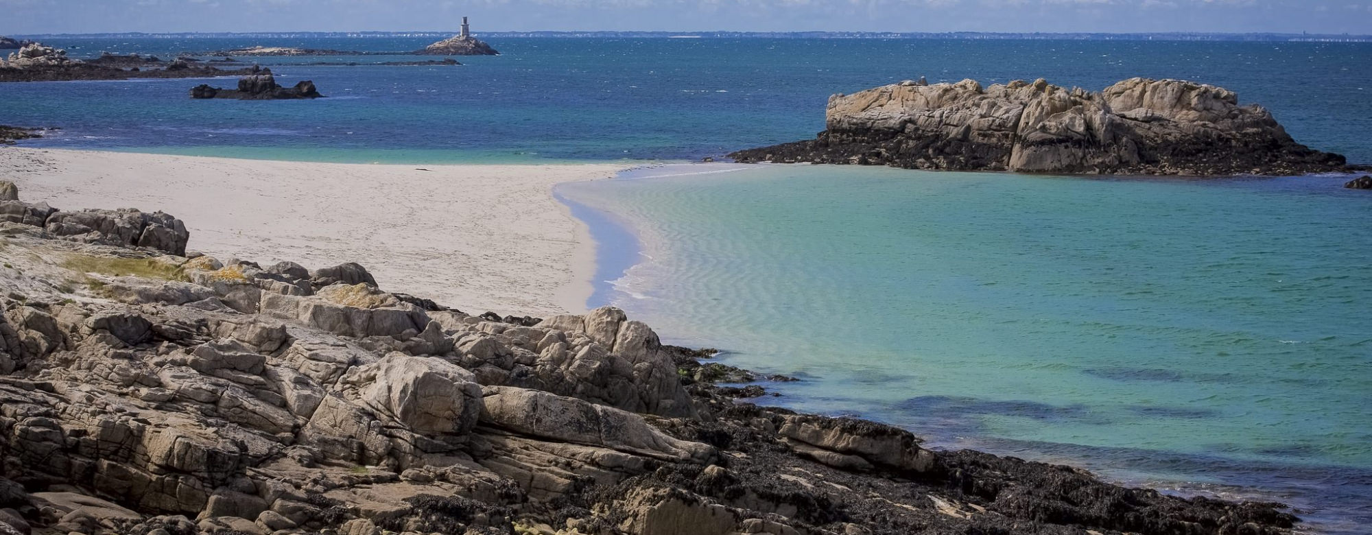 Strand des Glénan-Archipels, 25 Seemeilen von Lorient entfernt (Finistère, Südbretagne)