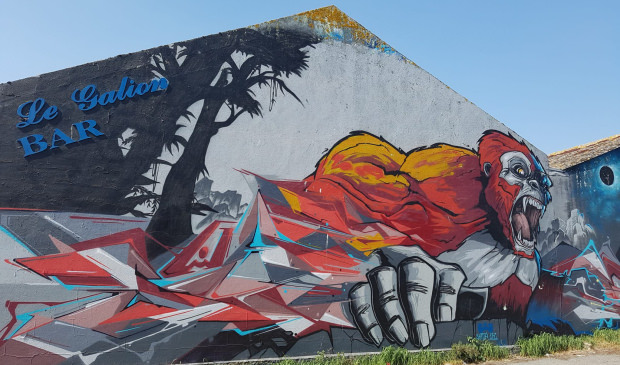 Streetart-Werk, Graffiti der Moker Crew (Lez und Samp) an der Fassade der Bar L'Entrepote in Lorient (Morbihan, Süd-Bretagne)