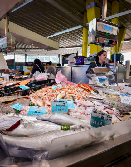 Etals de poissoniers aux Halles de Merville à Lorient.