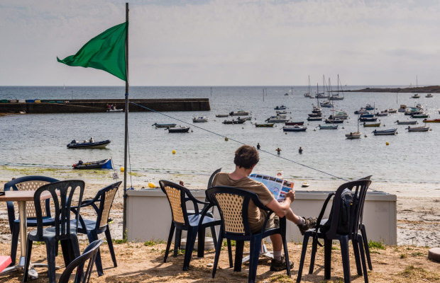 Terrasse face à la plage de Locmaria sur l'Ile de Groix