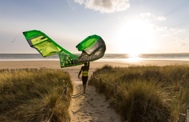 Kitesurfeur sur la plage du Fort-Bloqué, Ploemeur