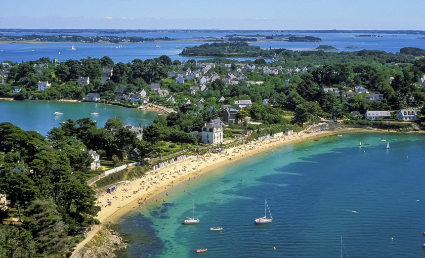 Der große Strand der Île aux Moines im Golf von Morbihan (Südbretagne)