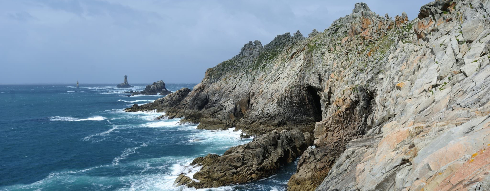 Klippen der Pointe du Raz und Blick auf den Phare de la Vieille (Finistère, Südbretagne)