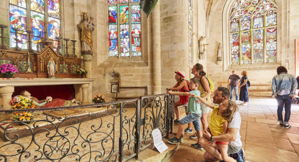 Familienbesuch der Kapelle Sainte-Barbe in Le Faouët (Morbihan, Süd-Bretagne)