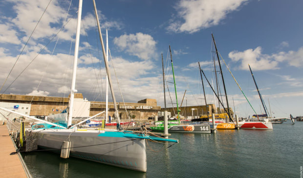 Monocoques aux pontons du pôle course au large de Lorient La Base