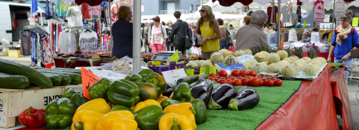 Obst- und Gemüsestand auf dem Markt in Larmor-Plage (Bretagne)