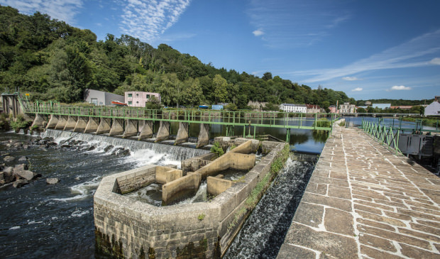 Schleuse entlang des Chemin de Halage des Flusses Blavet in Hennebont (Morbihan, Südbretagne)