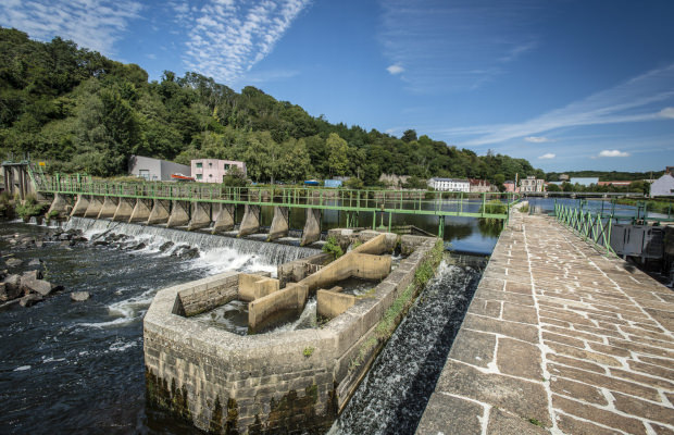 Schleuse entlang des Chemin de Halage des Flusses Blavet in Hennebont (Morbihan, Südbretagne)