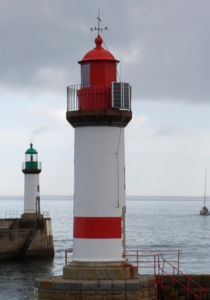 Die Leuchttürme am Eingang von Port-Tudy auf der Insel Groix (Morbihan, Süd-Bretagne)