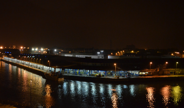 Der Fischereihafen Kéroman in Lorient bei Nacht (Morbihan, Süd-Bretagne)