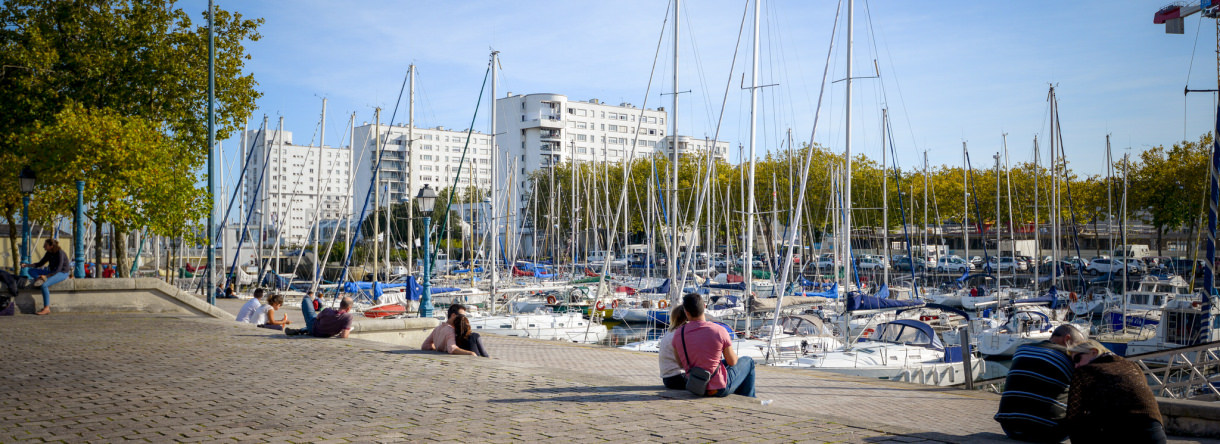 Spaziergang am Quai des Indes im Yachthafen von Lorient (Morbihan, Süd-Bretagne)