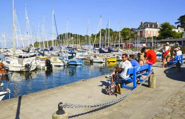 Banc au soleil, Port Tudy, à l'ile de Groix.