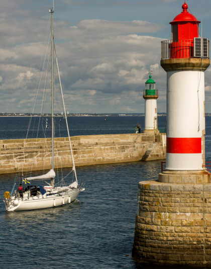 Auslaufen eines Segelbootes in Port Tudy auf der Île de Groix (Morbihan, Südbretagne)