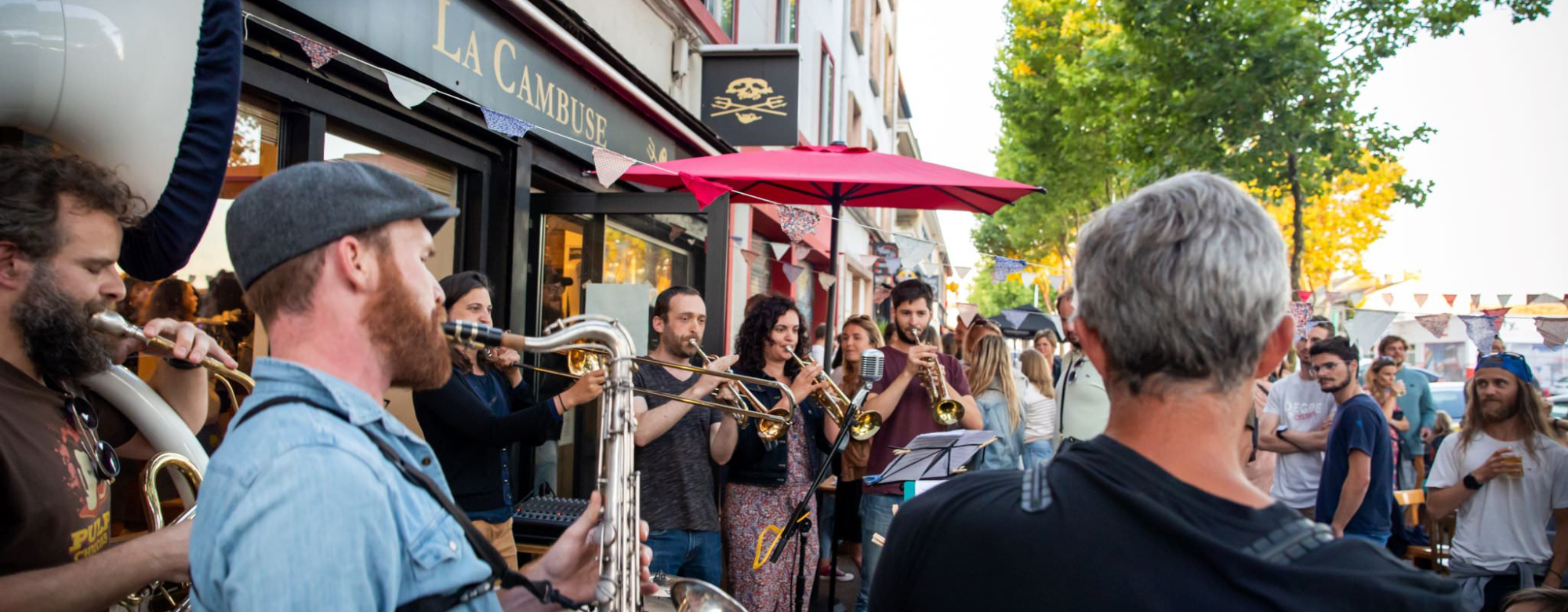 Straßenkonzert am fischerhafen während des Lorient Océans festival (Morbihan, Süd-Bretagne)