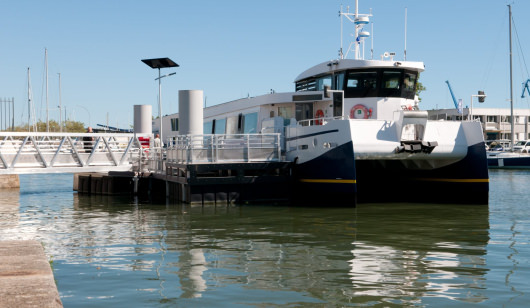 Anlegestelle für den Schiffsbus auf dem Quai des Indes im Stadtzentrum von Lorient (Südbretagne)