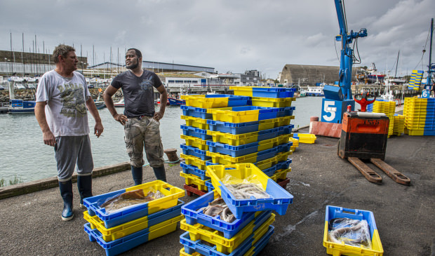 Fischer am Fischereihafen Kéroman in Lorient (Morbihan, Süd-Bretagne)