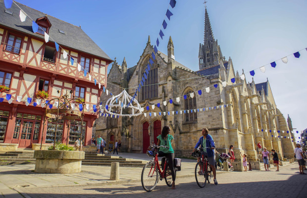 Fahrradtour durch die Straßen der mittelalterlichen Stadt Josselin in Morbihan (Südbretagne)
