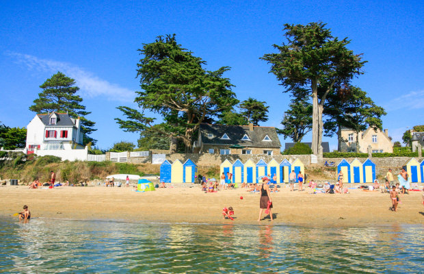 Strandhütten am Strand auf der Île aux Moines (Morbihan)